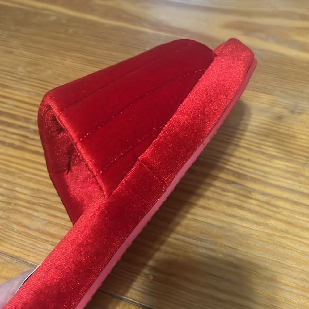 Fabletics red velvet slippers, size 8, NWOT - Picture 3 of 5